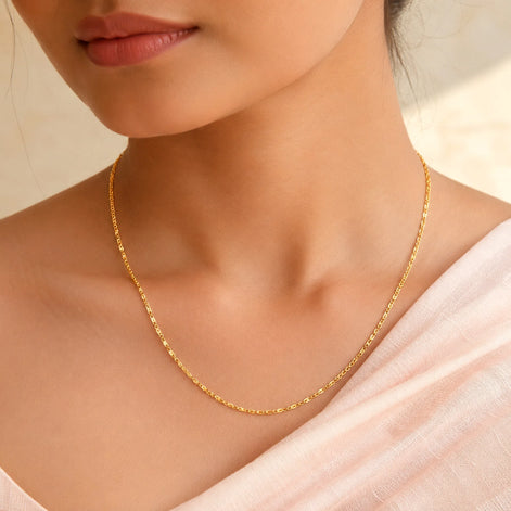 gold plated figaro chain on woman neck DCN158